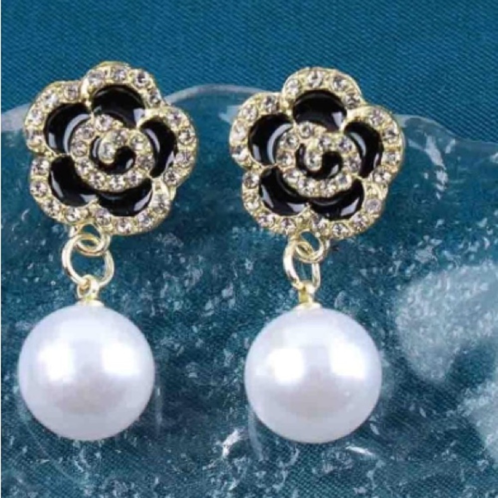 Black and White Camilla Floral Pearl dangle Earrings nwt
